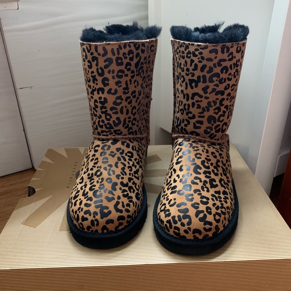 BAILEY BOW LEOPARD UGGS GIRLS